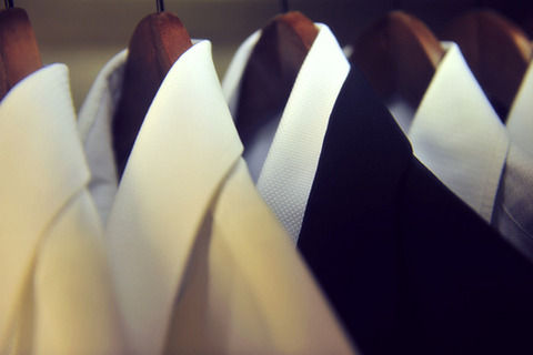 仕事年収 - 紳士服バイヤー「半袖シャツはドレスコード違反」「海外の社会人は真夏であろうがネクタイを締めスーツを着用している」