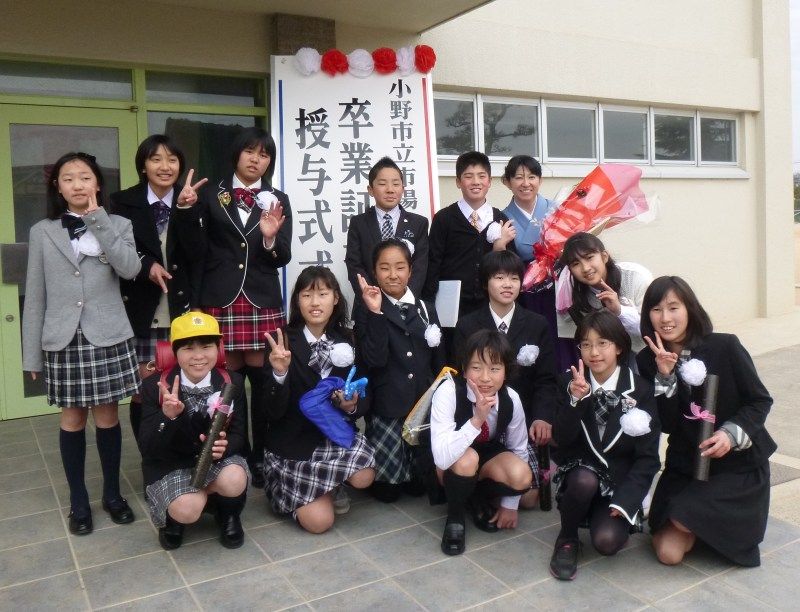 最近の小学校の卒入学式はAKB風 ...