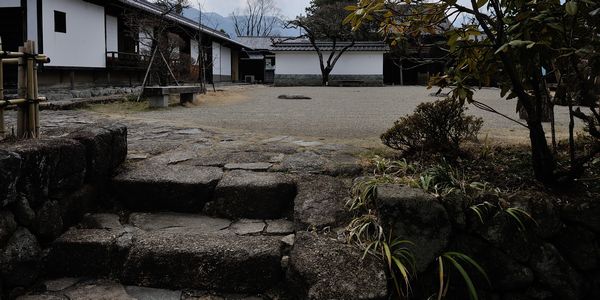焼失してしまった藤村の生家の跡地に建てられた記念館です