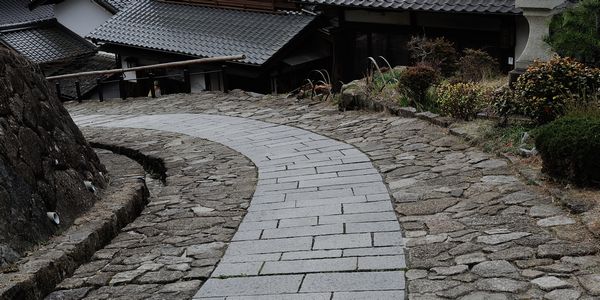 宿場町を簡単に通り抜けられないよう、幕府は枡形を義務付けたようです…馬篭宿を下から上がると、2か所続けてクランクがあります…岩倉具視の乗った人力車が曲がり切れずに…