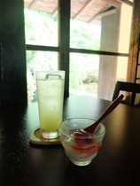 デザートと木酢スカッシュ