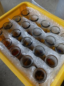 展示用の牛乳ビンをひと箱いただきました。