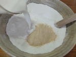 3 牛乳と砂糖を加えます。