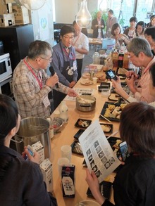 モッツァレラチーズづくりの実演