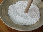 2 白玉粉をトントンつぶします。