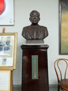 玄関ロビー「創業者 中田俊男氏之像」