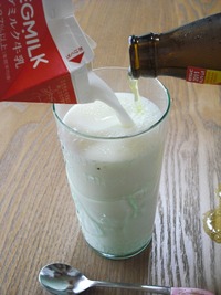 オロナミンCと牛乳を同量混ぜます