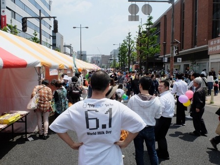 くるめ楽衆国まつりで世界牛乳の日をアピールしてみた。
