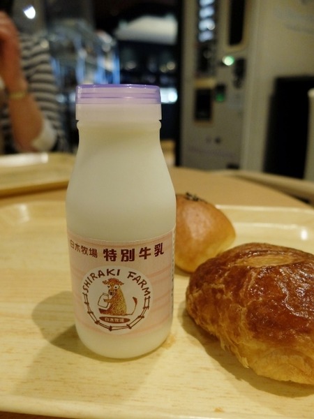 ル・プティパレの美味しいパンを白木牧場の特別牛乳で。