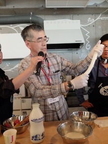 モッツァレラチーズづくりの実演