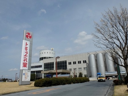 トモヱ乳業の工場にやってきました。