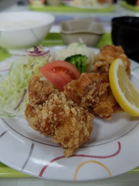 トモヱ乳業の社員食堂「鶏肉唐揚げ」
