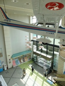 玄関ロビー「飛行機がぶら下がってますw」