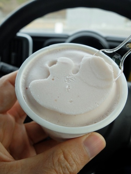 3時のおやつはさとむら牧場のいちごアイス♪