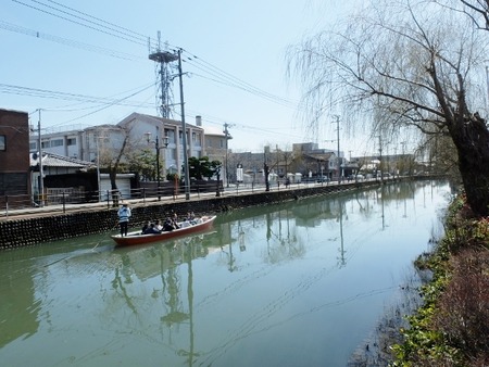 川下りの船がゆったり進みます。