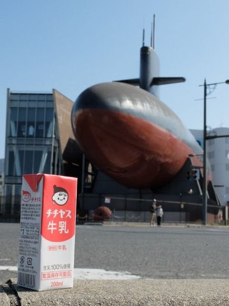 チチヤス牛乳をてつのくじらと撮ってみた。