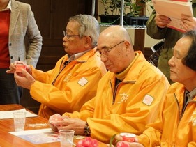 嬉しそうな地元の方々
