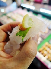 たまらずクエのお寿司をいただきました。