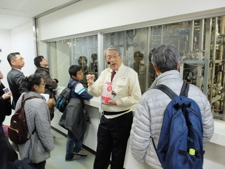 工場見学は小川専務さんのご案内