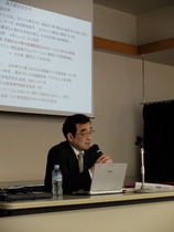 明治の小出特別顧問の講演