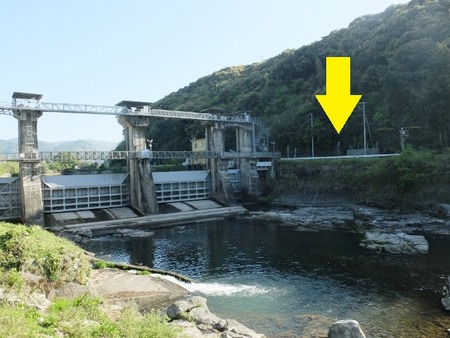 川上川第五堰のすぐ横