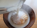 4牛乳をそそぎます