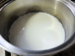 2牛乳を沸かします