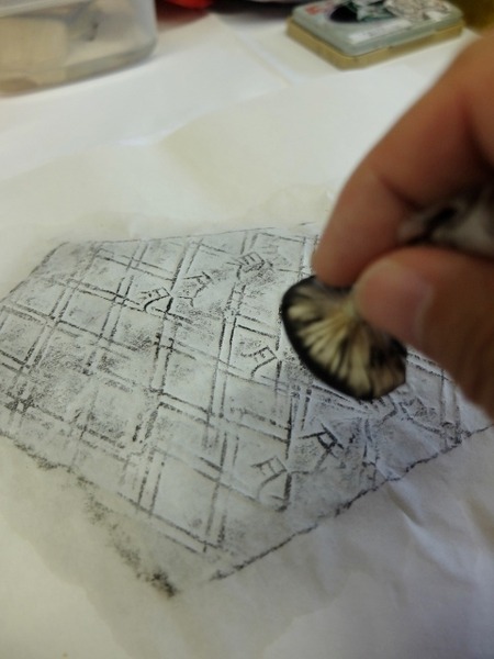乾いた布で画仙紙を押し付けたら2つのタンポで墨をのせます。