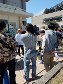 インタビューもそこらじゅうで繰り広げられます。
