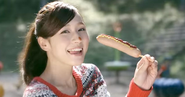 ホットドッグを食べている姿が可愛い藤田可菜の画像♪