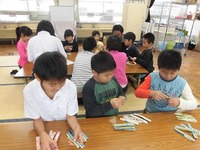 編む様子