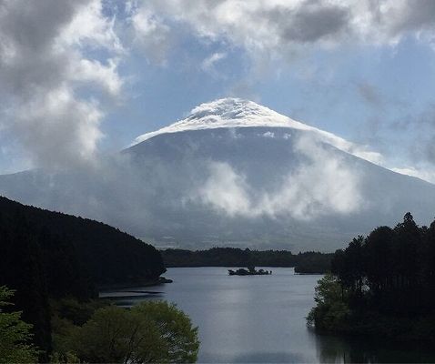 恥ずかしがりやの富士山