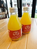 うすきの甘夏ジュースとおうだデコジュース(各324円)