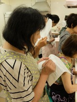 熱心にメモをとりながら先生の話を聞きます。