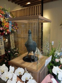 「はかた地どり」の銅像が。