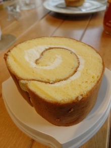 ロールケーキ(カット)410円