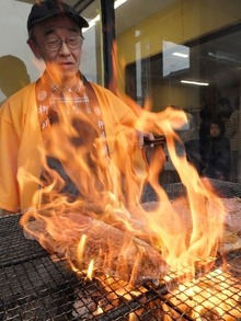 ステーキを炭火焼きします。