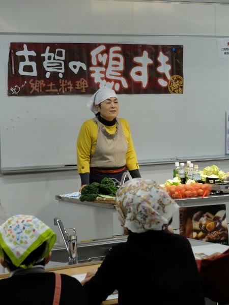副学長が鶏すきの作り方を紹介