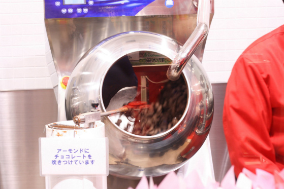 目の前でアーモンドをつくるところを見られる