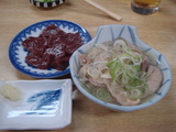 もつ煮、牛レバ刺し 忠弥