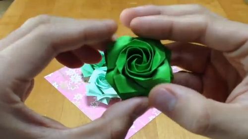 四角い折り紙でバラの花を作る方法 面白動画 Funnymovie
