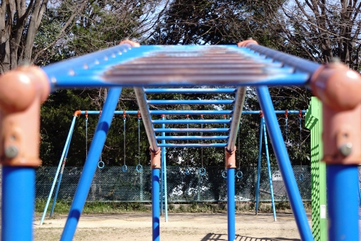 公園で遊んでいた児童に「うんていの上を歩けるか」と声をかけ、児童がうんていに上がると下からスカートを覗き込む男 神戸市