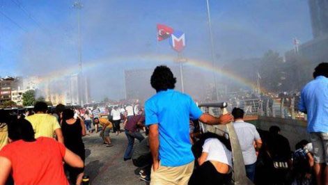 トルコのLGBTパレードを放水銃で弾圧しようとしたトルコ警察さん、巨大な虹を出現させてしまう