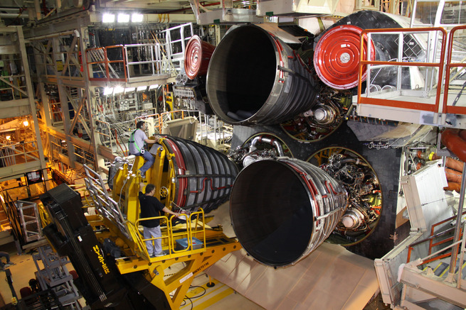 STS-131_Discovery_SSME_Installation