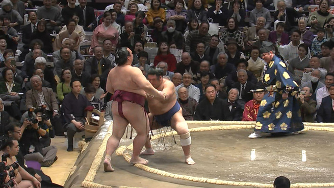 稀勢の里、3連敗 横綱連敗記録更新