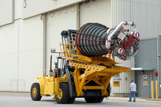 Space_Shuttle_main_engine_on_Hyster_forklift