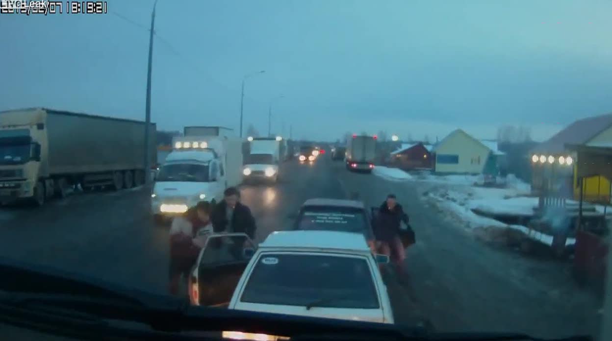 【衝撃映像】ロシアで  ノロノロ運転してたら・・・