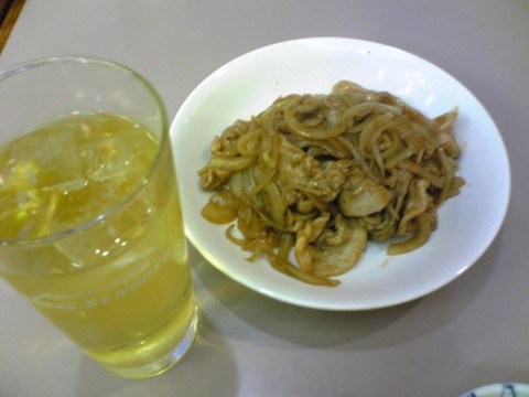 水口食堂:?緑茶ハイ400円いり豚580円全景100228