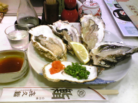 喜久鮨:①生牡蠣800円冷酒580円全景101031