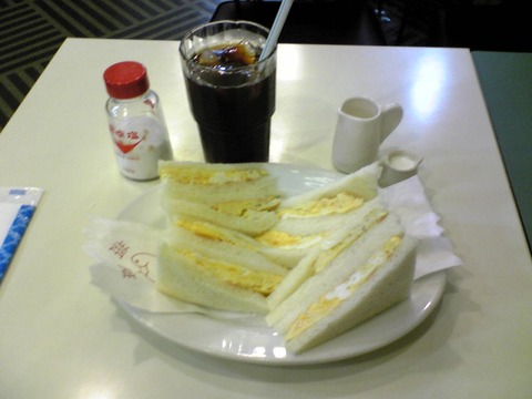 COFFEE HATOYA:?アイスコーヒー400玉子サンド600全100718